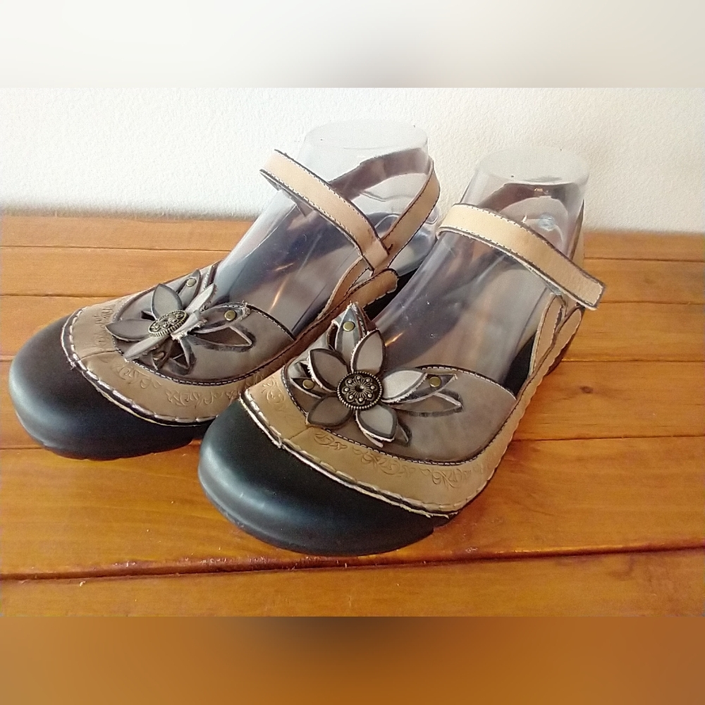 L'Artiste Spring Step Rubber Tann Leather Flower Strap Sandal Size 9.5 40